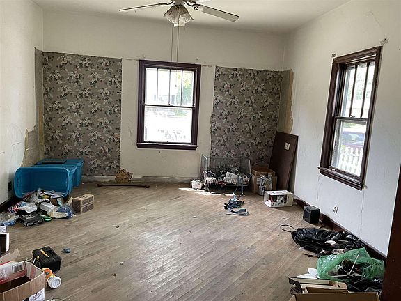 5th image of 212 W Conger St