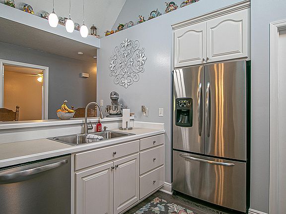 5th image of 16253 Greenglade Dr