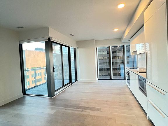 3rd image of 8 Cumberland St #4106