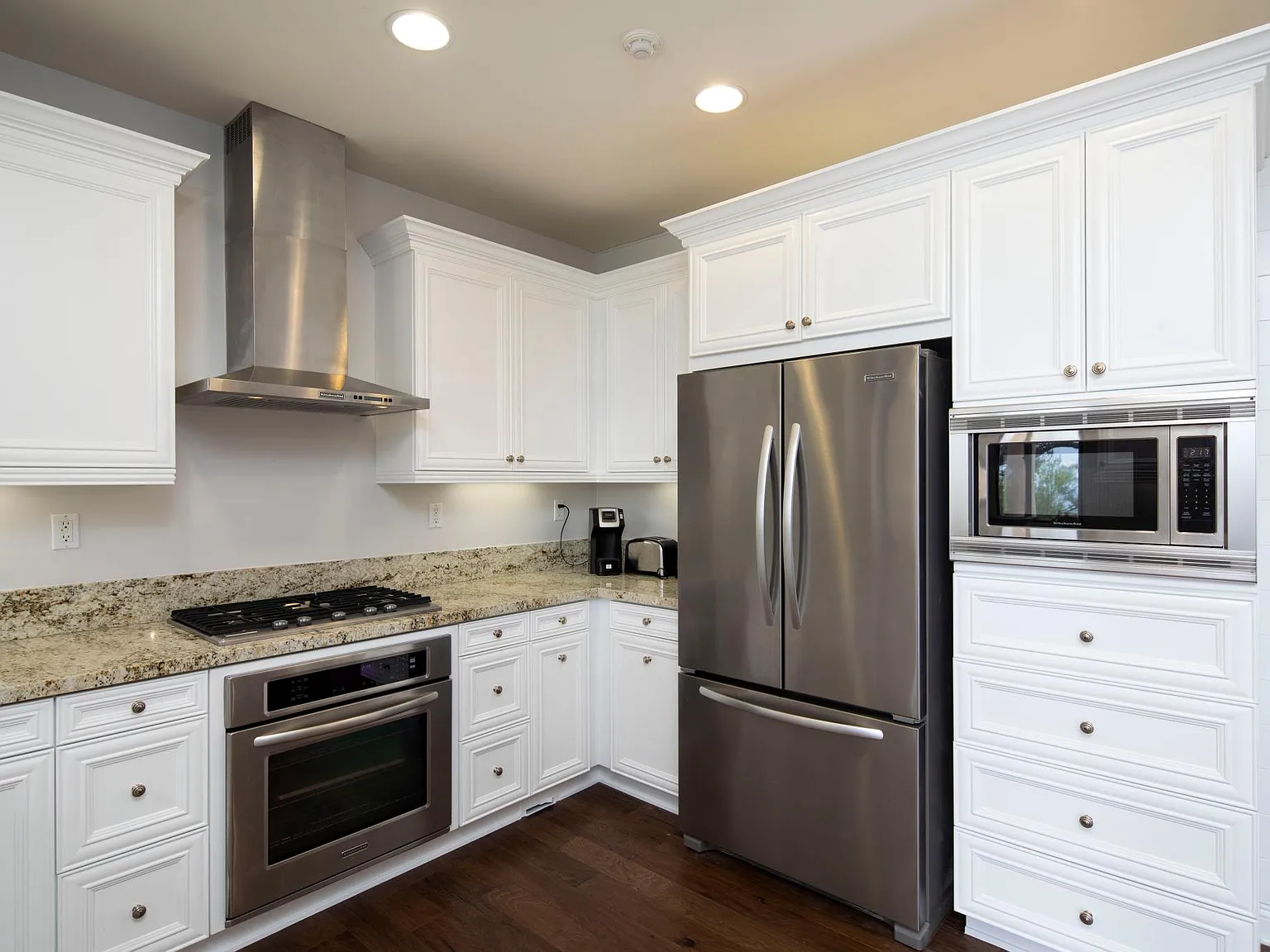 553 Stratford Ct — Photo 4