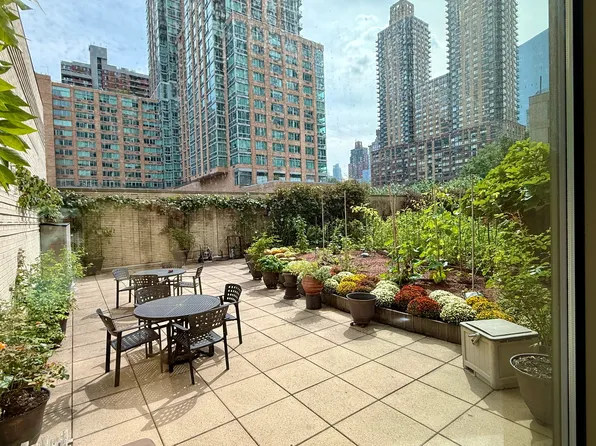 100 Riverside Boulevard image 22 of 22