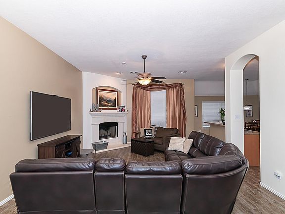 3rd image of 2802 Crestmont Dr