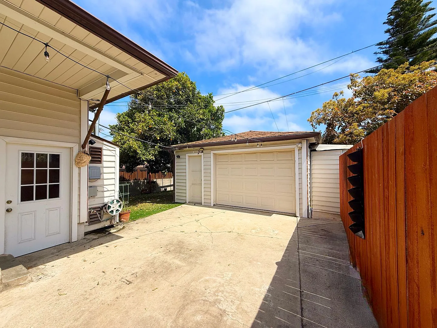 Beautiful 3/2 on a Great Block in Ocean Beach — Photo 2