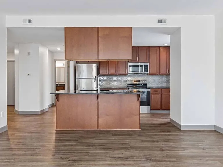 Midtown Crossing Apartments — Photo 178