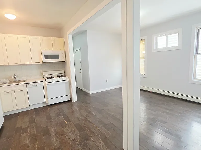 29 Bartholdi Ave #1B — Photo 2