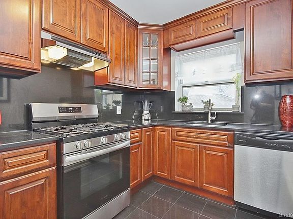 5th image of 485 WEBSTER Avenue #A3