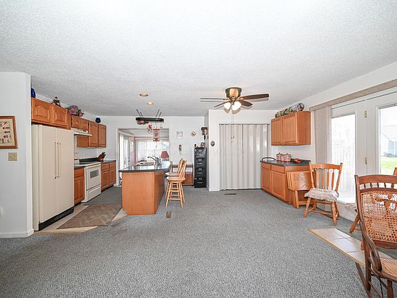 5th image of 994 Amherst Dr