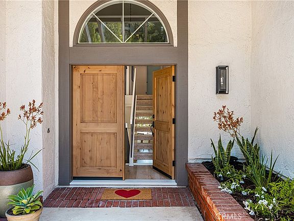 4th image of 1281 Country Hills Dr