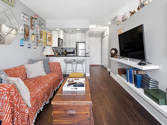 4th image of 450 W Briar Pl APT 9C