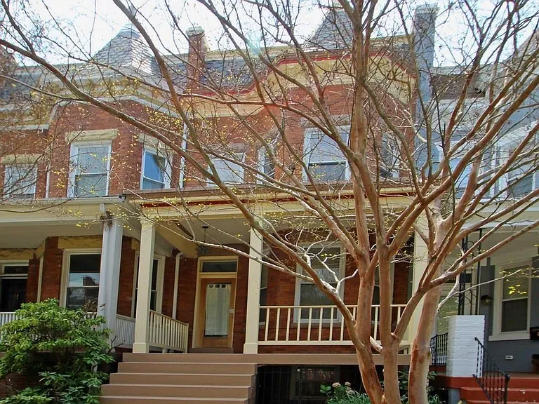 44 Adams St NW — Photo 1