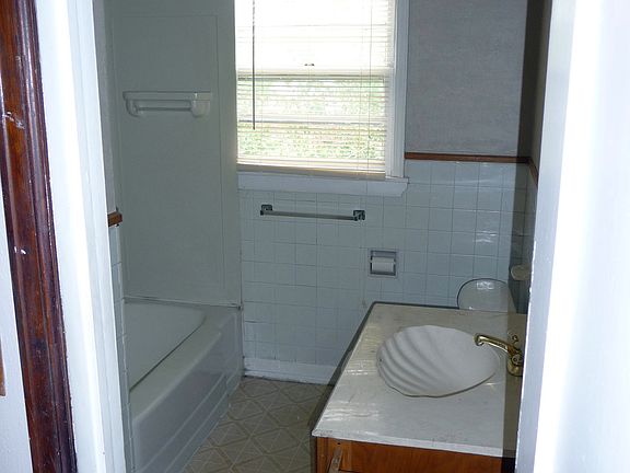 Upstairs main bathroom