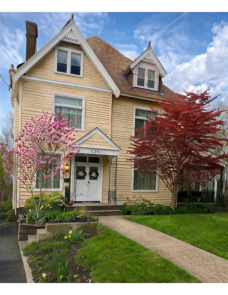 136 W Swissvale Ave photo 1