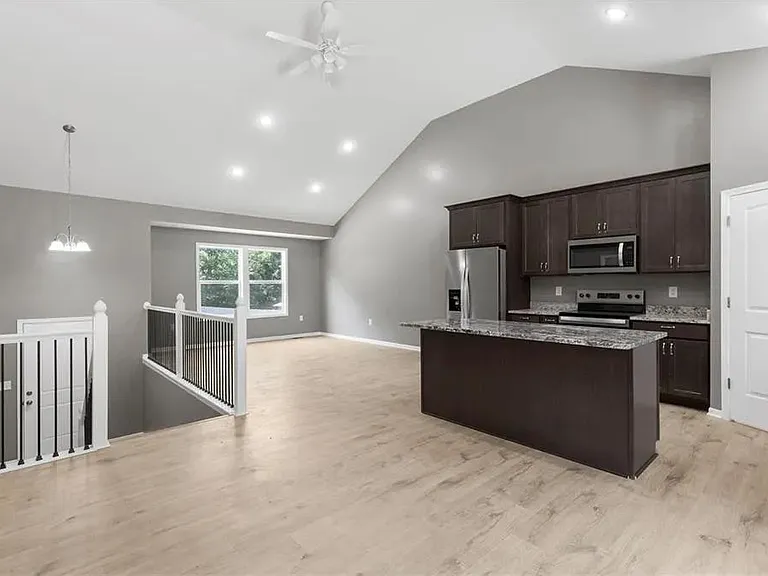 135 Cedar Ct — Photo 4