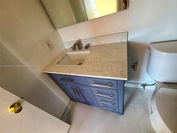 5th image of 806 W 79th Pl #806