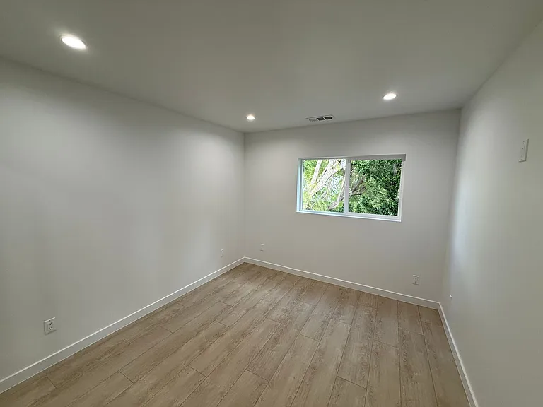 16918 Bassett St — Photo 11
