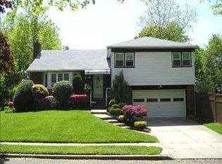552 Lakeville Ln, East Meadow, NY 11554