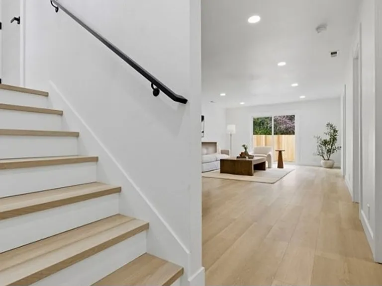 814 NE 185th St — Photo 39