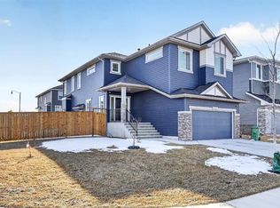 208 W Dawson Cir, Chestermere, AB T1X 2R2