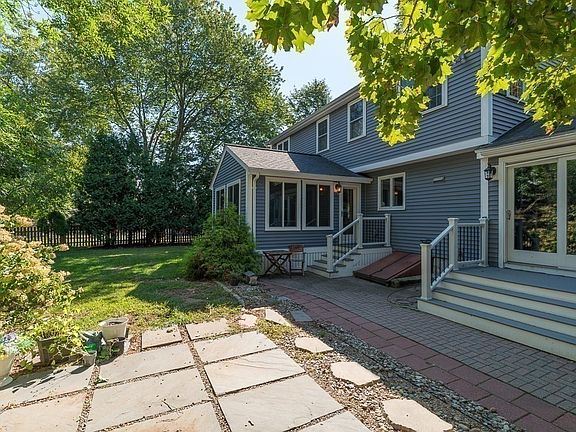 3rd image of 10 Donegal Cir