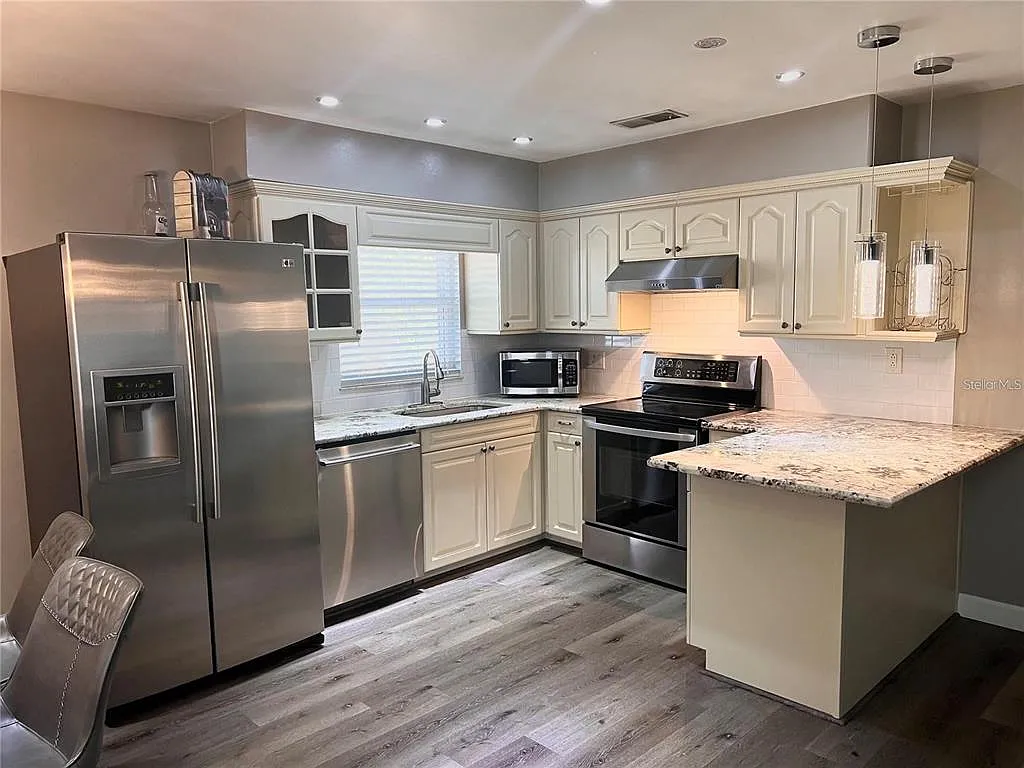 3 bed, 2.0 bath, 1035 sqft, $2,350 — Photo 4
