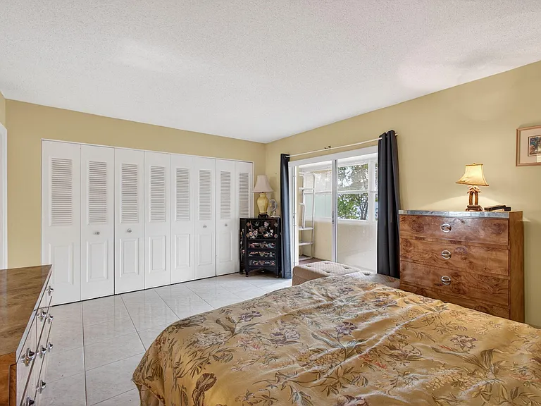 157 Camden Dr E #G — Photo 11