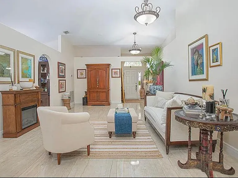 537 Mason Dr — Photo 3