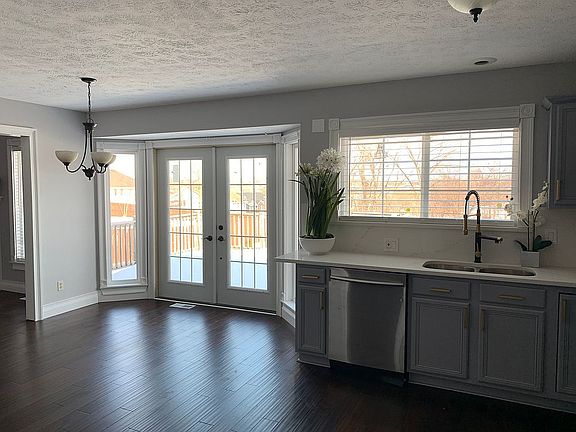 Kitchen & Breakfast Area