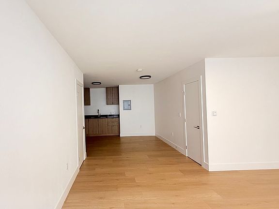 3rd image of 953 S Westmoreland Ave #1
