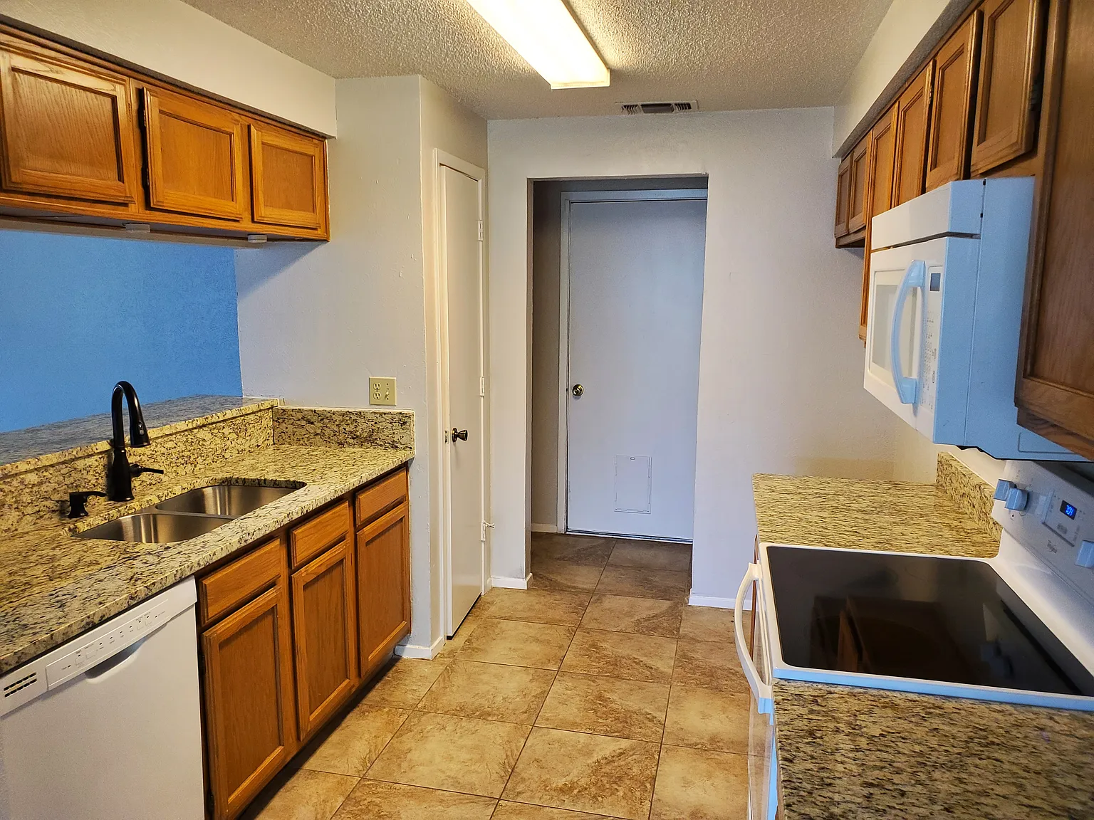 3 bed, 1251 sqft, $2,275 — Photo 3