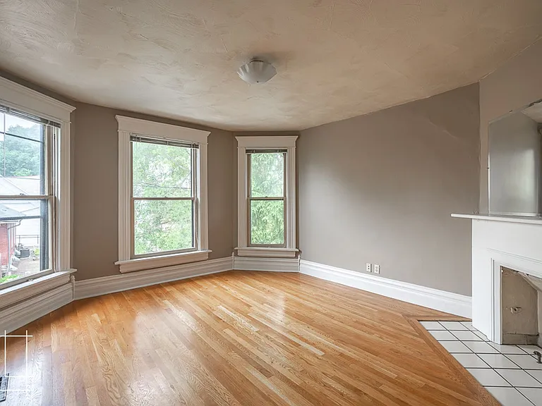 207 W Hubbard Ave — Photo 1