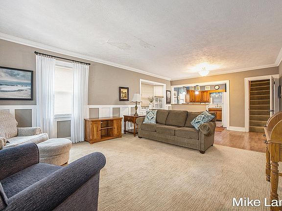 5th image of 469 Julia St NE