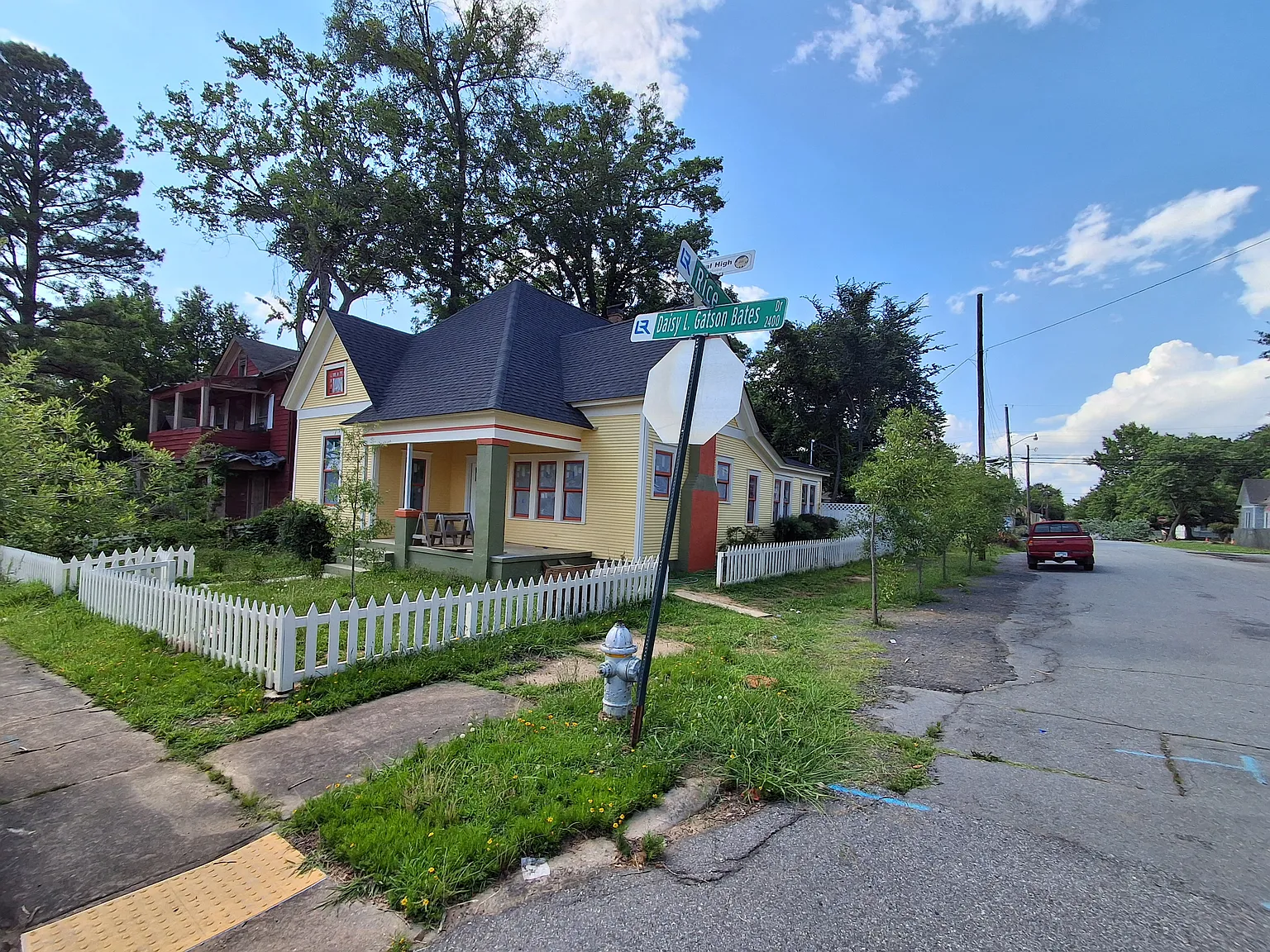 3 bed, 1.5 bath, 1674 sqft, $1,975 — Photo 2