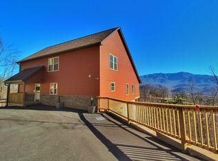 915 Wiley Oakley Dr, Gatlinburg, TN 37738