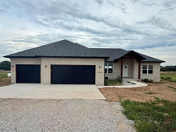 2nd image of 1150 Napper Road