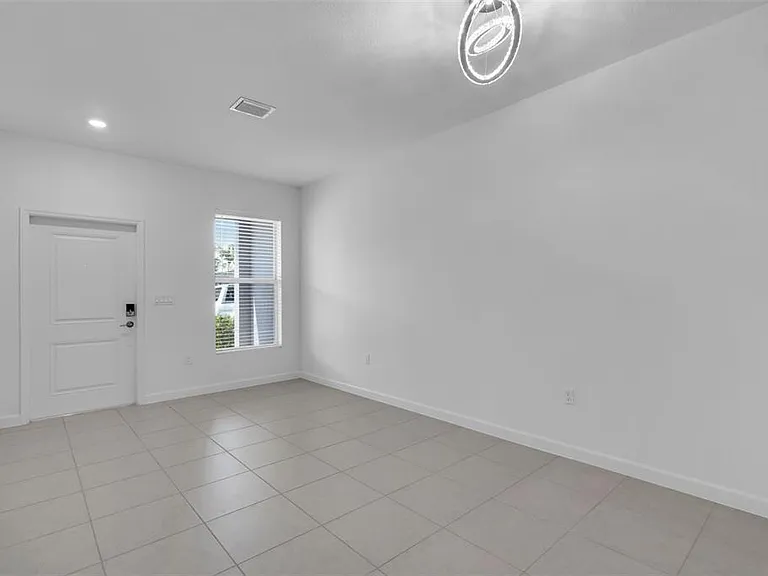 105 SW 184th Ave — Photo 4