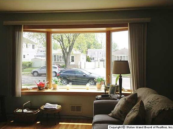3rd image of 33 Stroud Ave