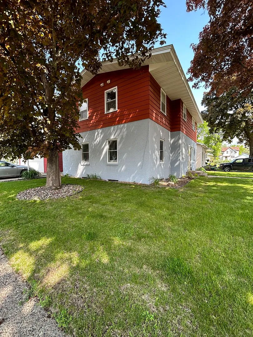 Spacious 5 Bedroom, 3 Bathroom Home with 2-Car Garage — Photo 2