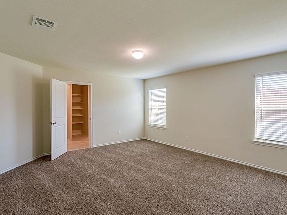 4th image of 1004 Emerald Dr