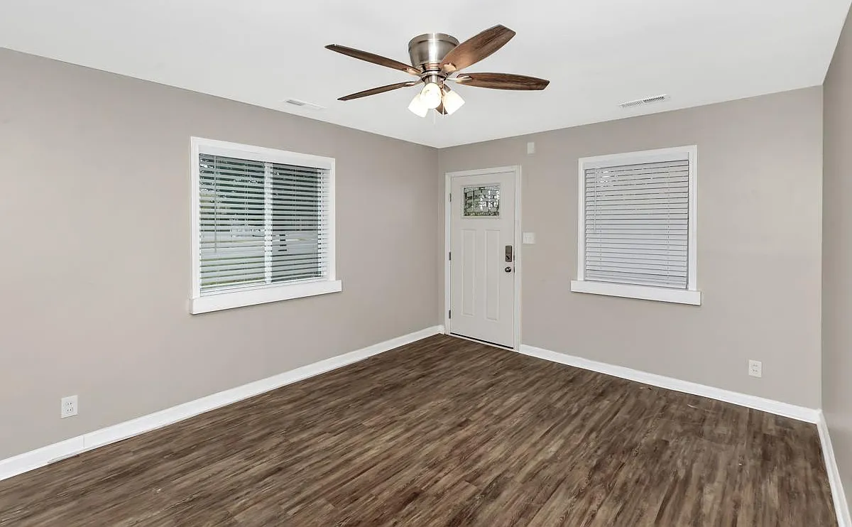 3 bed, 900 sqft, $1,300 — Photo 4