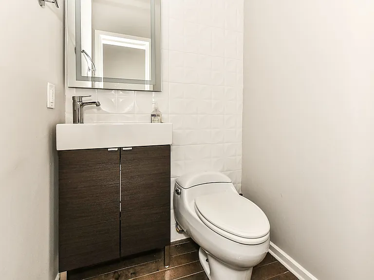 2 S St NE #2 — Photo 8