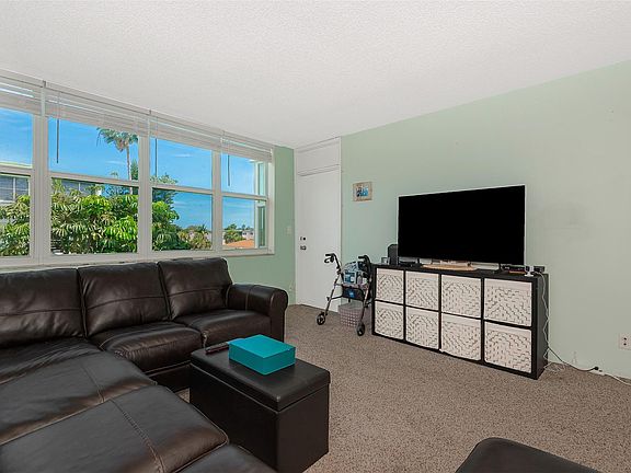 4th image of 2751 Taft Street #305
