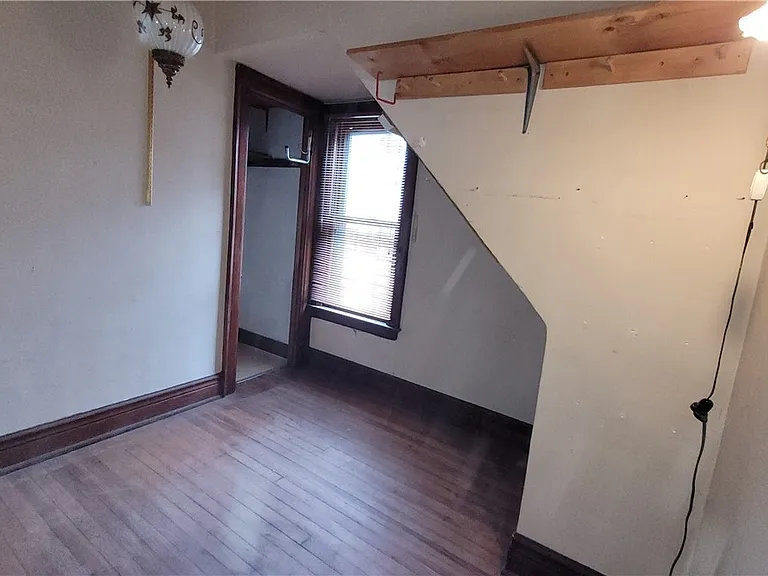 325 Box Ave — Photo 18