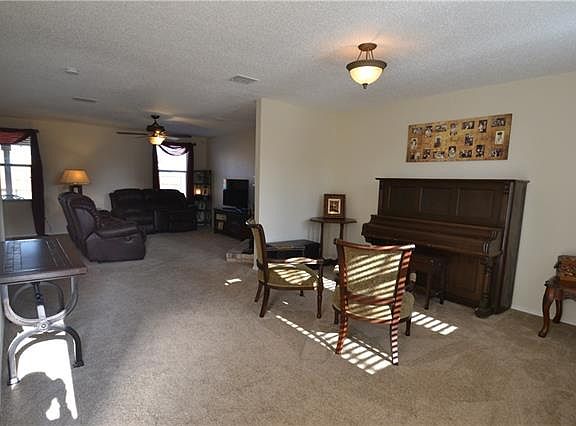 4th image of 914 Ann Dr