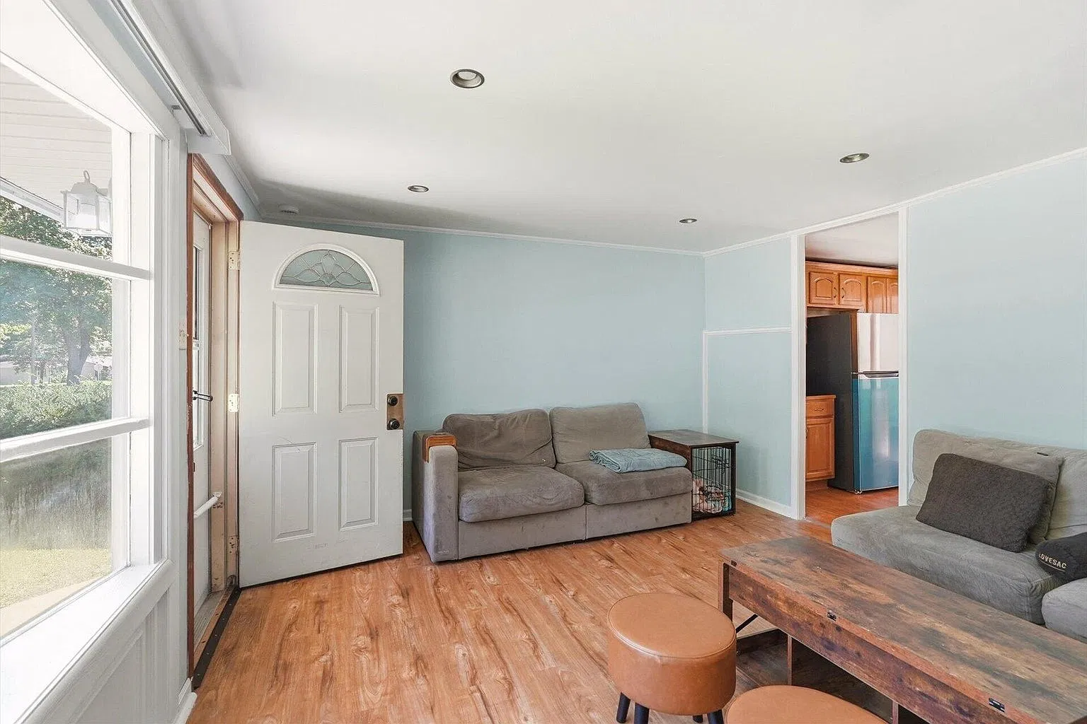 3 bed, 1.5 bath, 1136 sqft, $2,300 — Photo 2