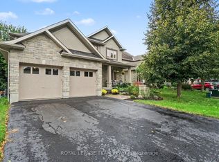 152 W Ridge Dr, Ottawa, ON K2S 2H3