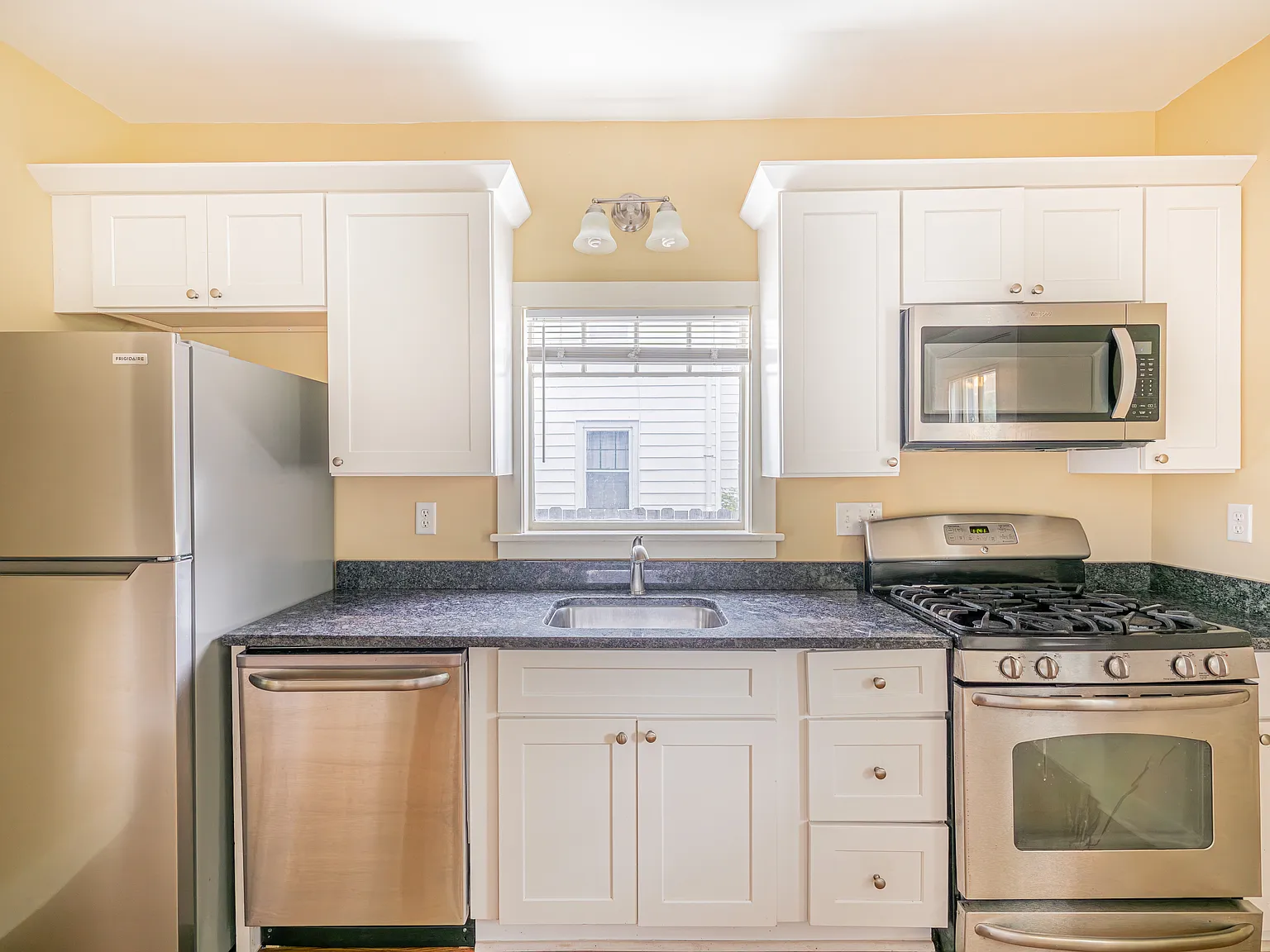 3 bed, 1.5 bath, 1542 sqft, $2,495 — Photo 3