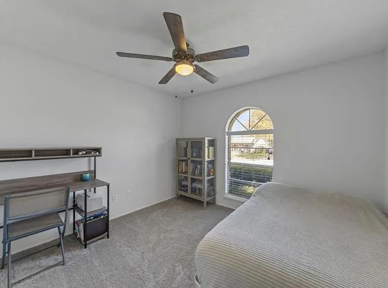 526 Windsor Dr — Photo 9