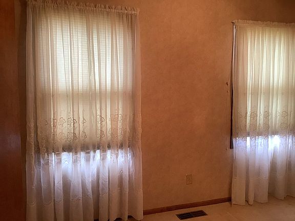 3rd image of 2025 Applewood Ct