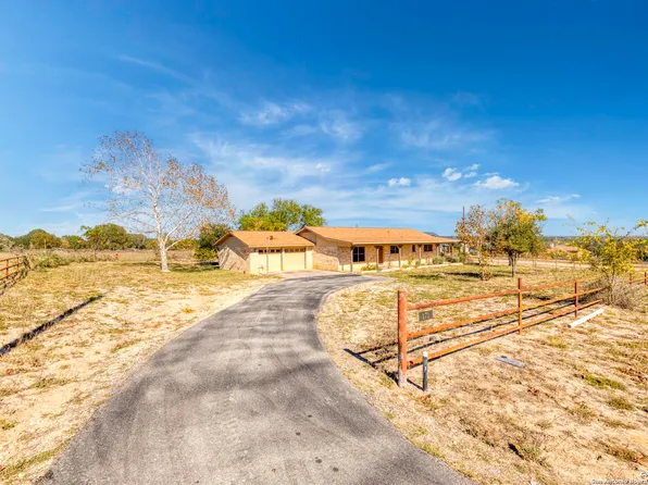 171 Big Oak Drive, Adkins, TX 78101