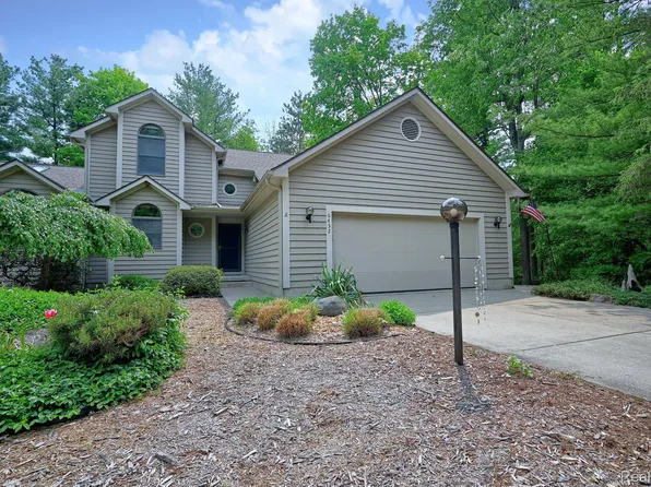 6432 Pinebrook Ln, Burton, MI 48509